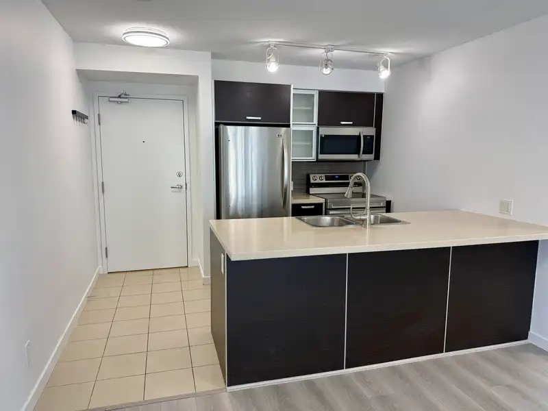 1602 9981 WHALLEY BOULEVARD - photo 4 of 10