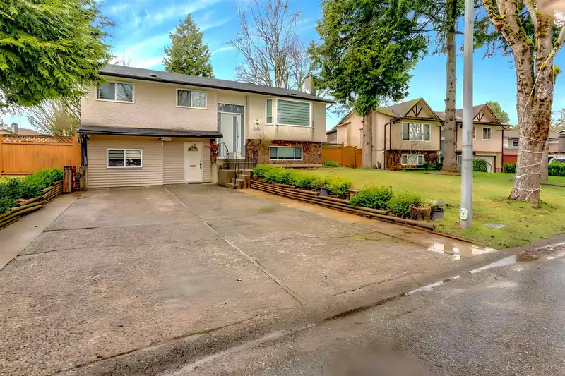 7463 TODD CRESCENT - photo 2 of 17