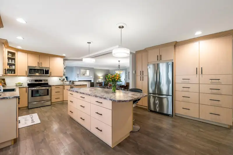 275 13888 70 AVENUE - photo 1 of 39