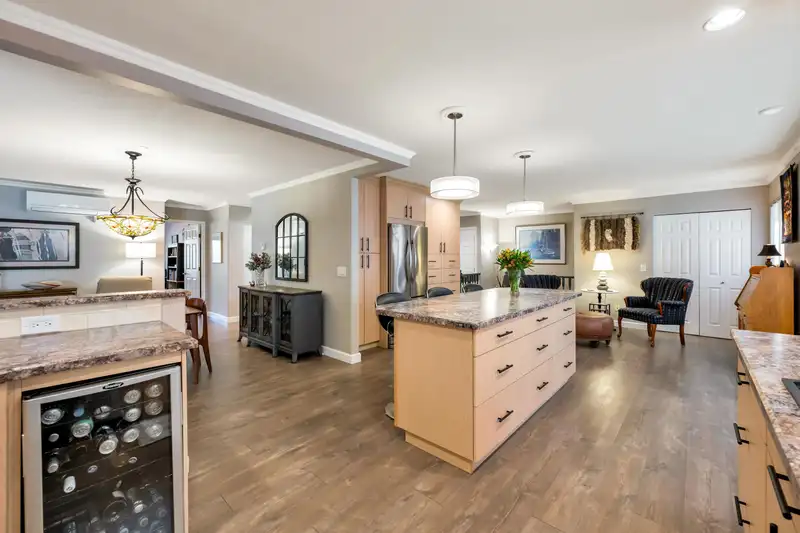 275 13888 70 AVENUE - photo 3 of 39
