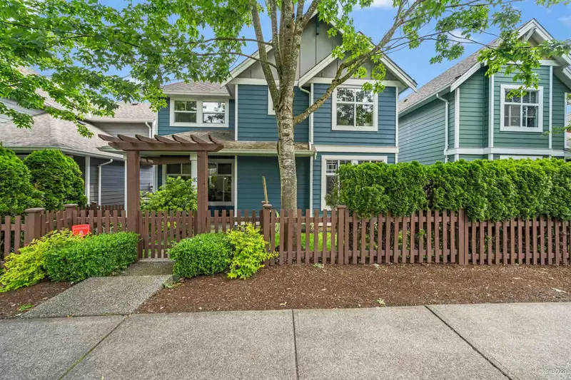 10 16825 60 AVENUE - photo 2 of 20