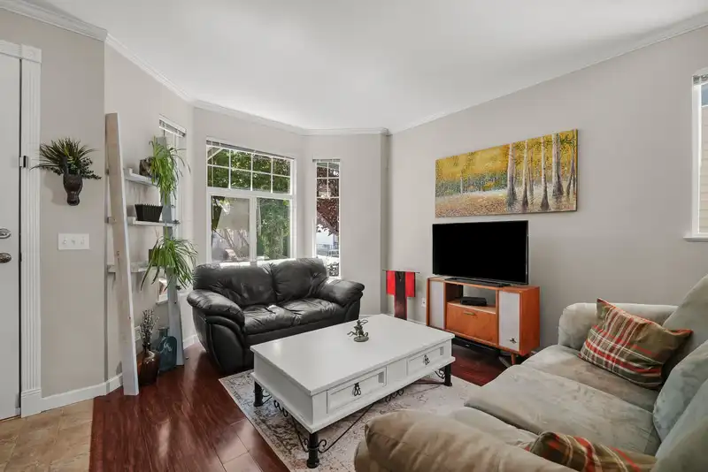 18457 66A AVENUE - photo 4 of 26