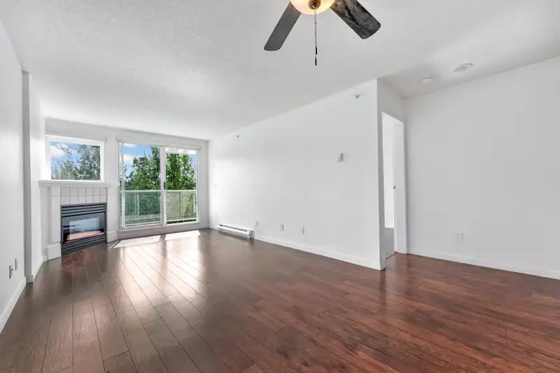 803 9830 WHALLEY BOULEVARD - photo 2 of 31