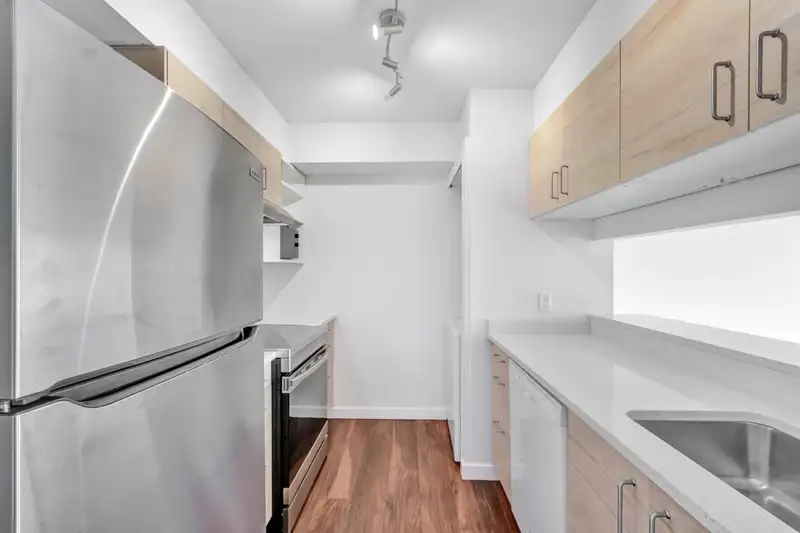 803 9830 WHALLEY BOULEVARD - photo 4 of 31