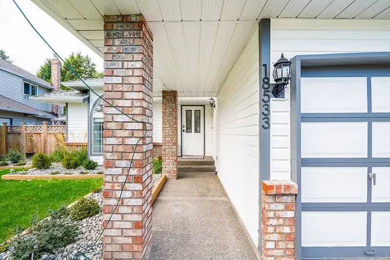18533 62 AVENUE - photo 3 of 40