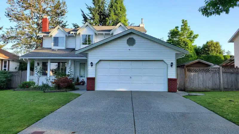15870 95 AVENUE - photo 1 of 34