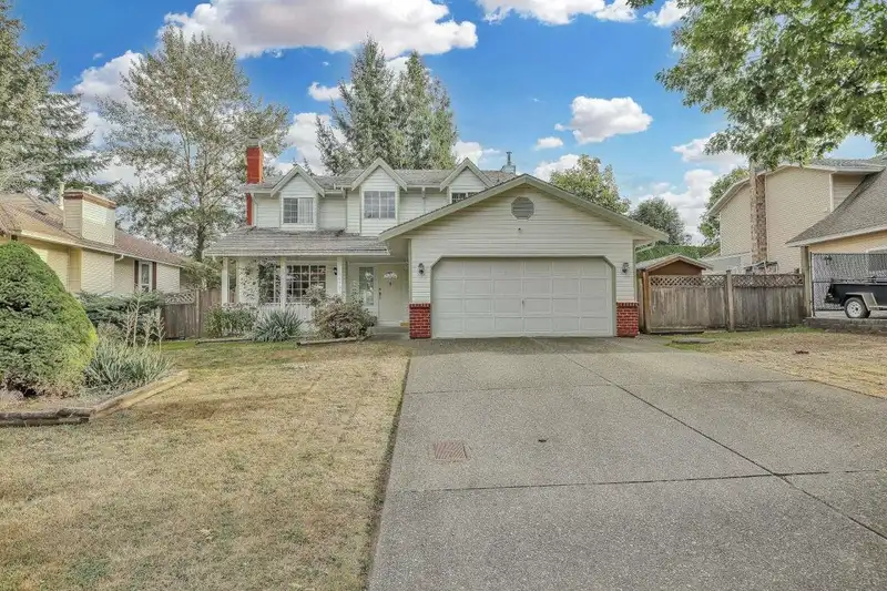 15870 95 AVENUE - photo 2 of 34
