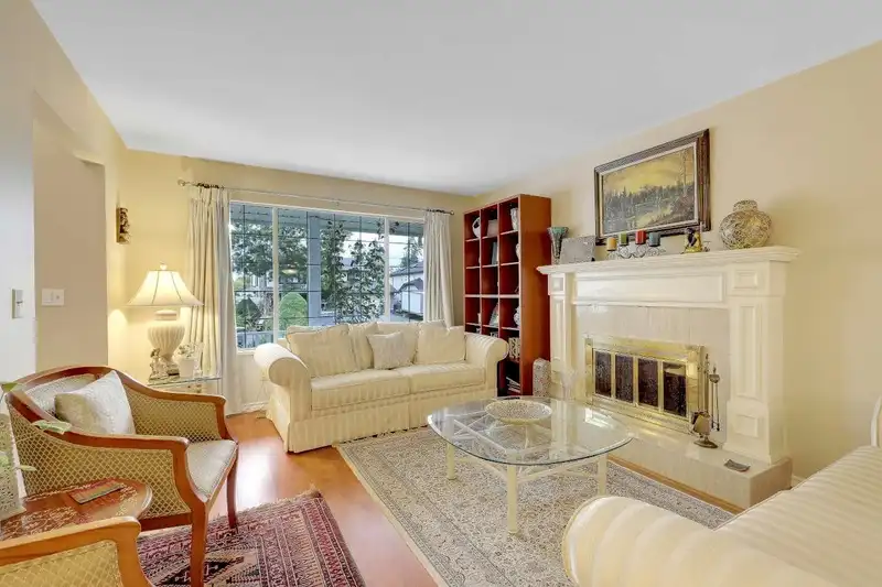 15870 95 AVENUE - photo 3 of 34