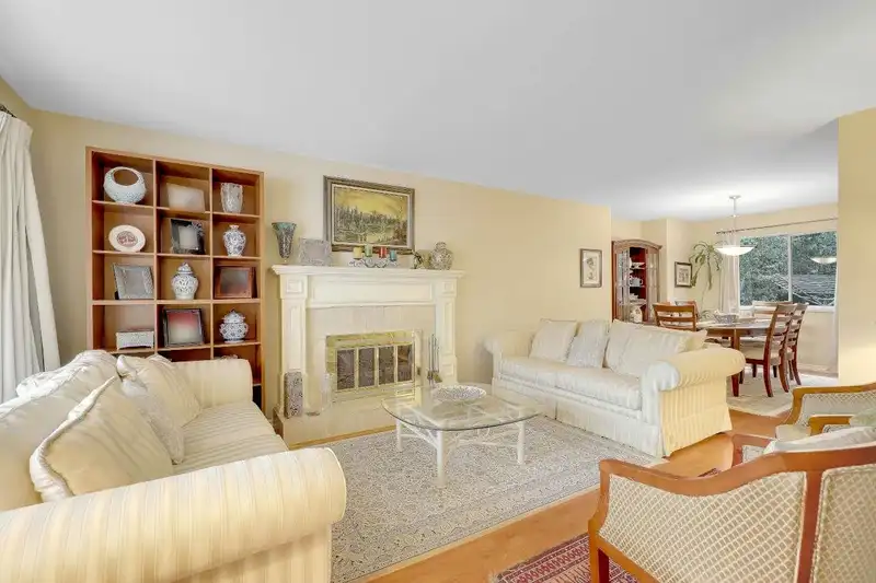15870 95 AVENUE - photo 4 of 34