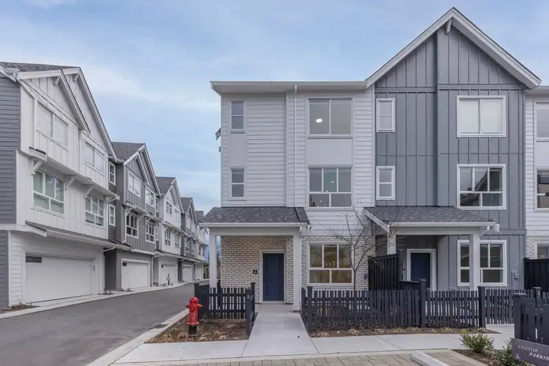 25 17458 100 AVENUE - photo 3 of 36
