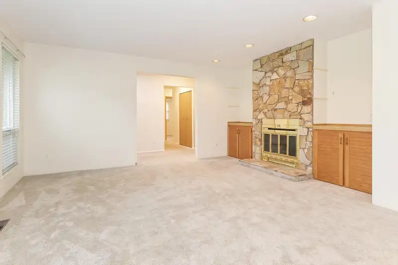 18980 57 AVENUE - photo 4 of 37