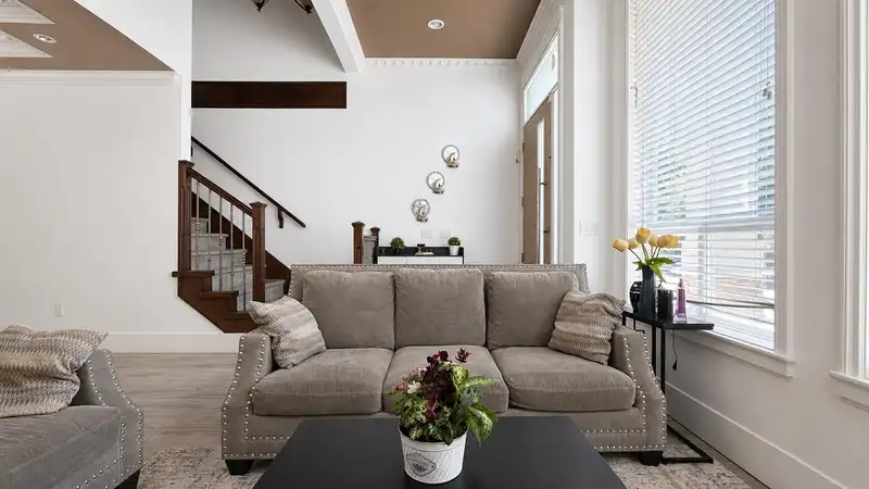 12579 66 AVENUE - photo 4 of 40