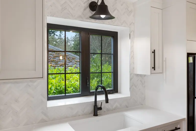 13482 16 AVENUE - photo 4 of 25