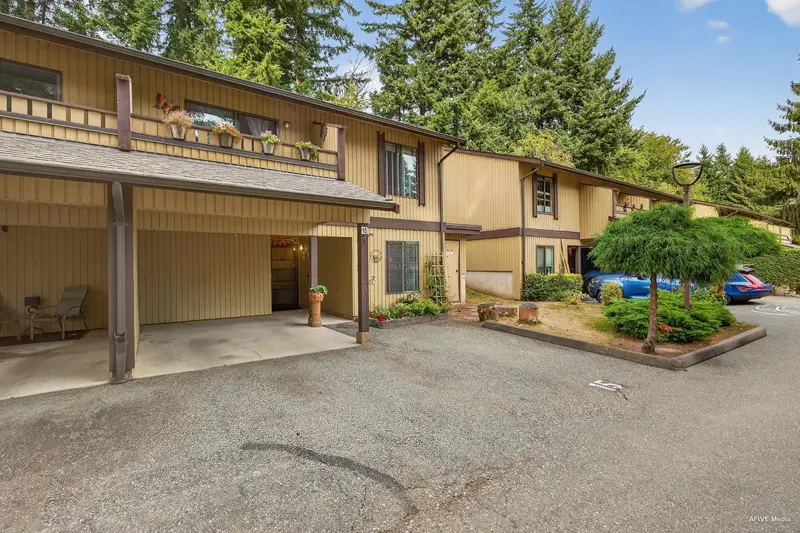 15 2998 MOUAT DRIVE - photo 2 of 24