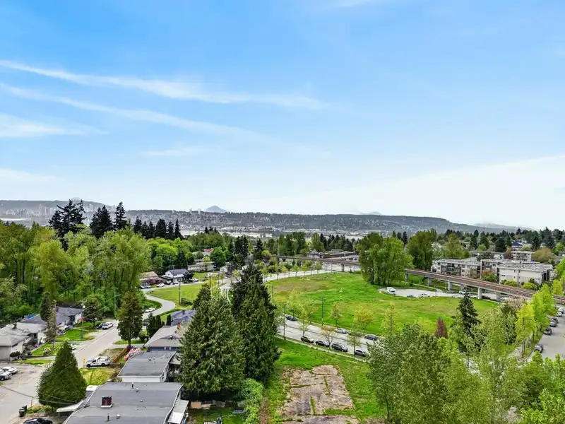 1207 13353 108 AVENUE - photo 2 of 24
