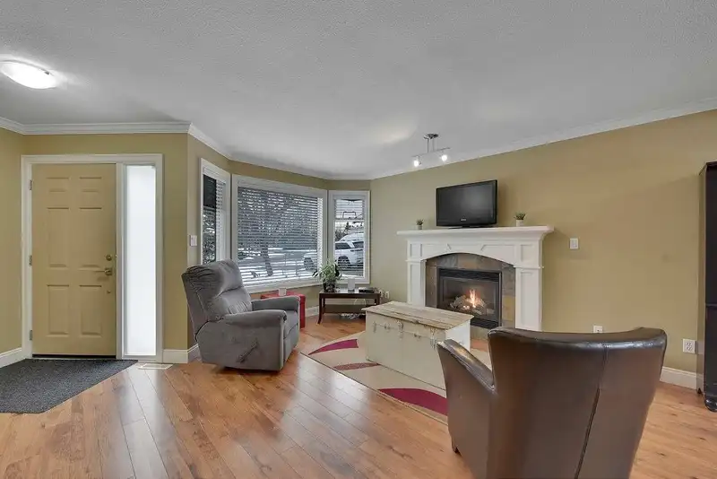15425 90A AVENUE - photo 3 of 40