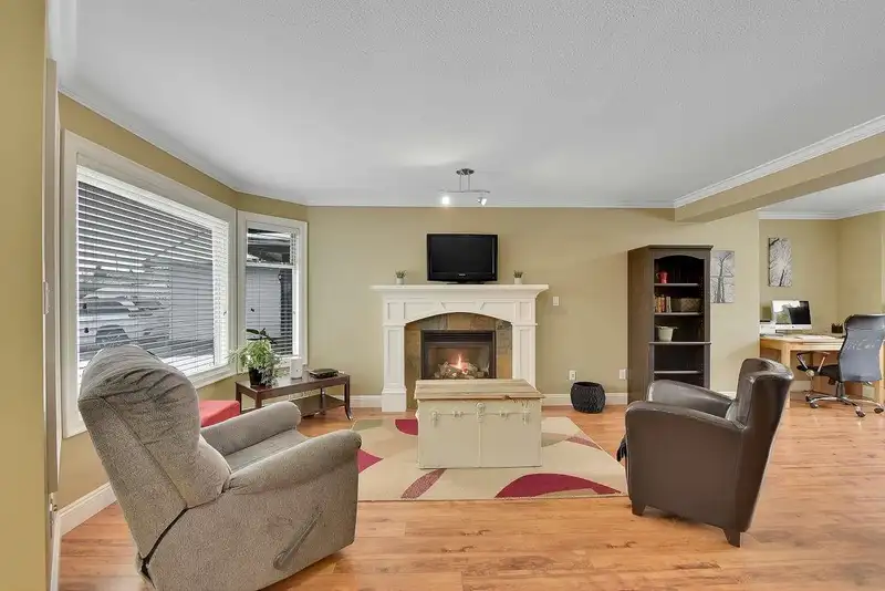 15425 90A AVENUE - photo 4 of 40