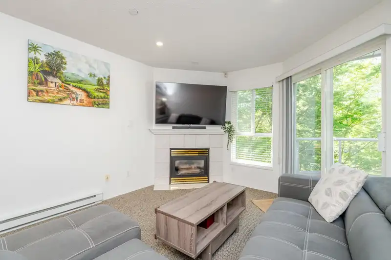 303 16137 83 AVENUE - photo 3 of 37