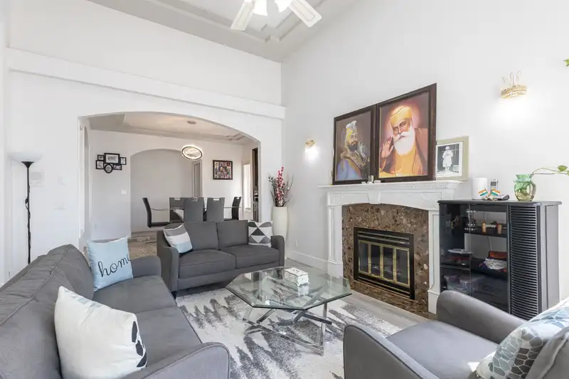 8298 151A STREET - photo 3 of 25