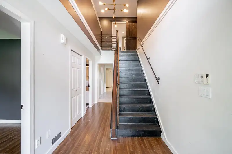 17845 100A AVENUE - photo 4 of 40