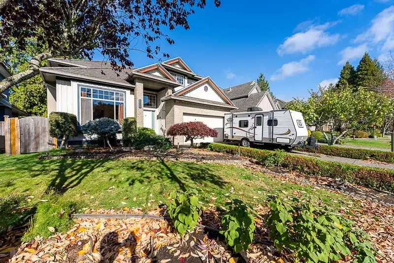 15871 110 AVENUE - photo 3 of 25