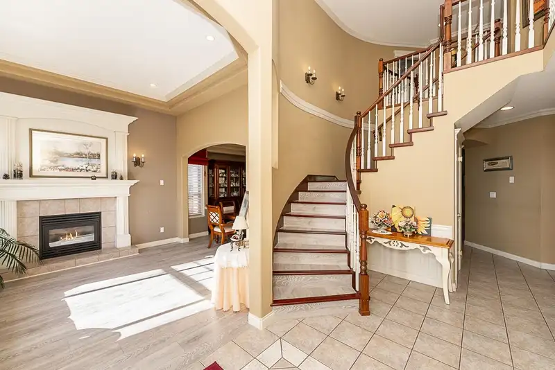 15871 110 AVENUE - photo 4 of 25