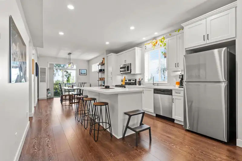 23 14271 60 AVENUE - photo 1 of 36