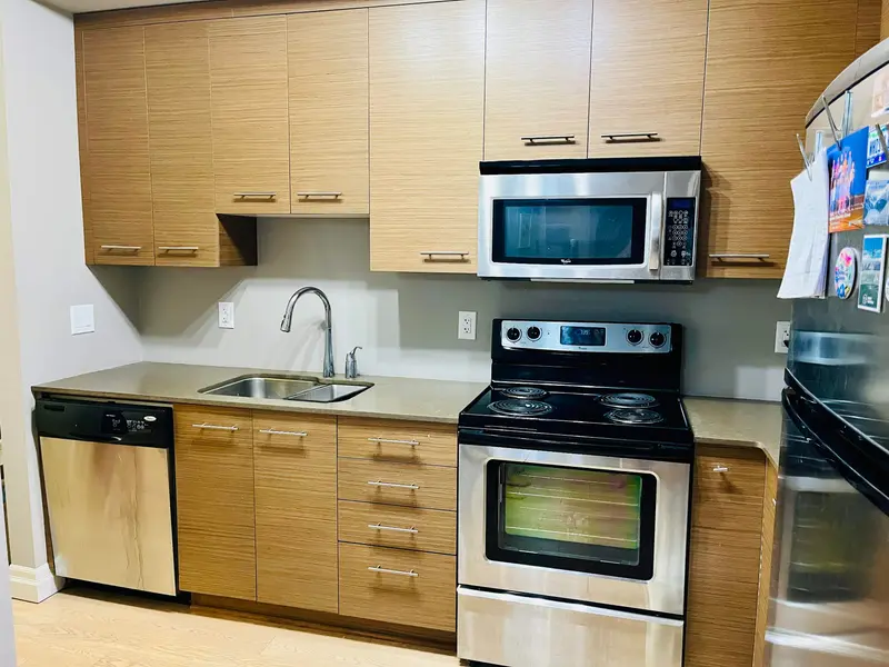 416 2343 ATKINS AVENUE - photo 2 of 8