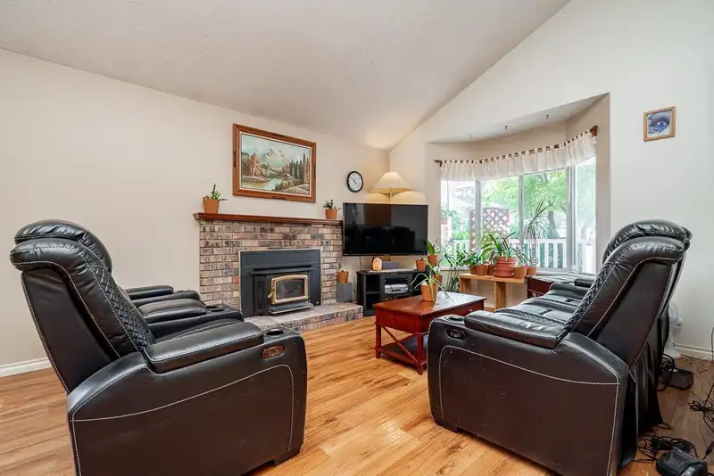 6304 135A STREET - photo 4 of 33