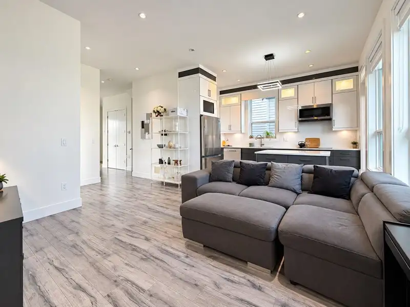 19305 71 AVENUE - photo 3 of 34