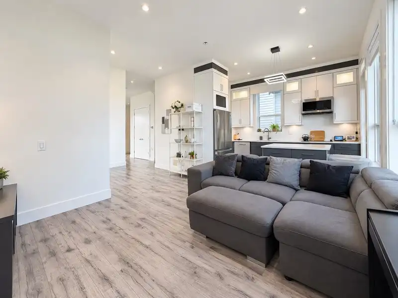 19305 71 AVENUE - photo 4 of 34