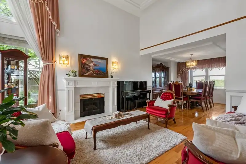 16349 86B AVENUE - photo 3 of 40