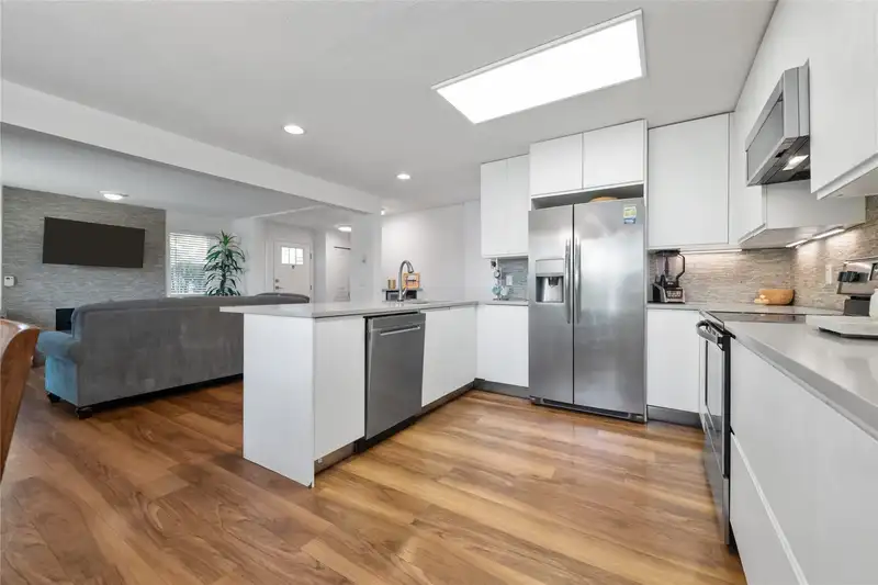 201 8972 FLEETWOOD WAY - photo 3 of 20