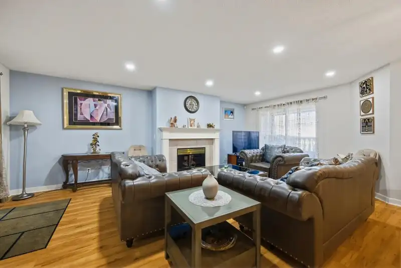 246 13888 70 AVENUE - photo 3 of 31