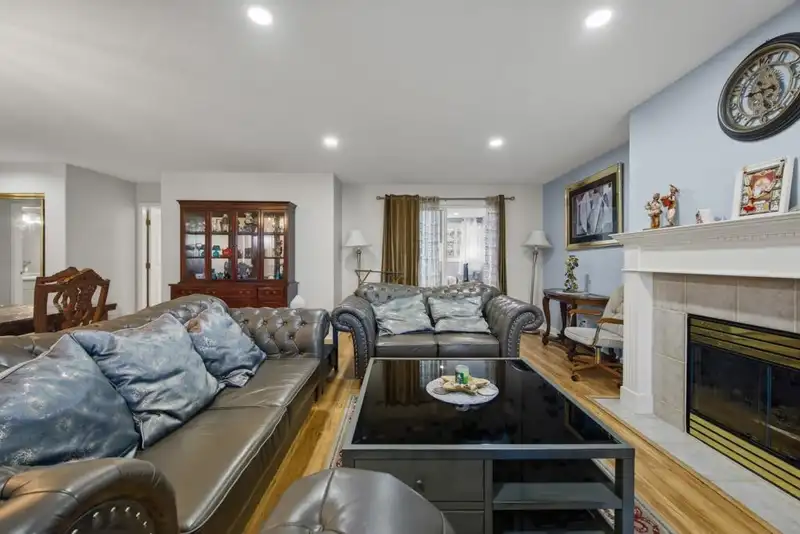 246 13888 70 AVENUE - photo 4 of 31