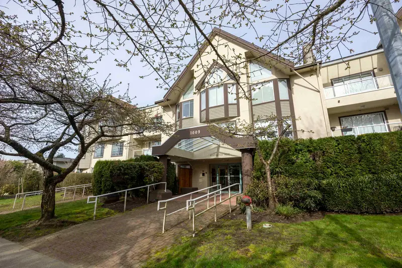 304 1009 HOWAY STREET - photo 1 of 19