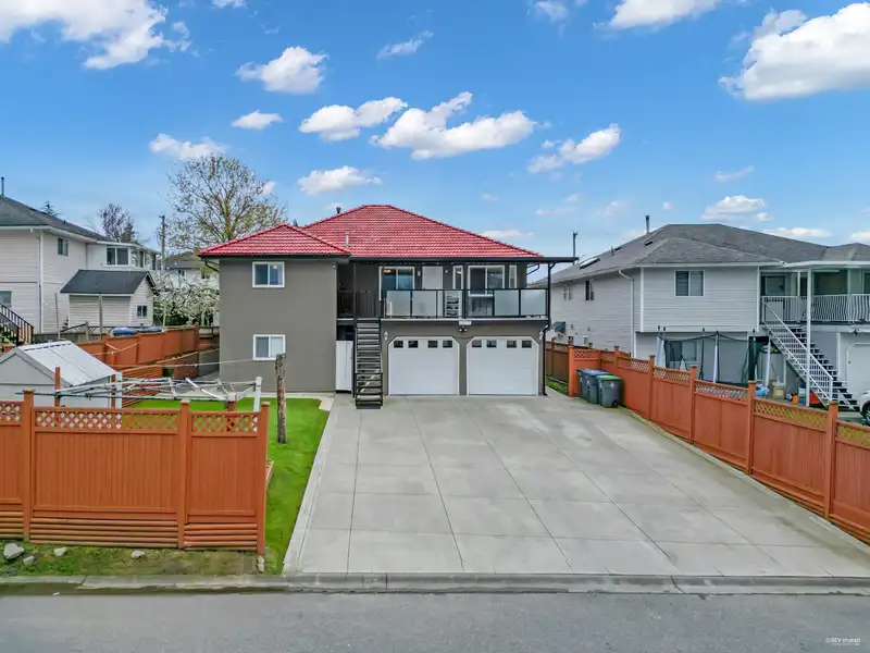 12377 64 AVENUE - photo 2 of 40
