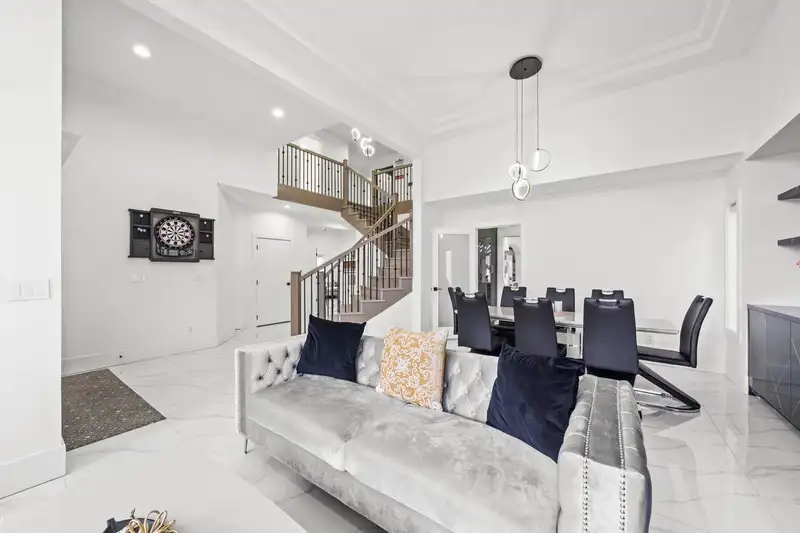 15079 67 AVENUE - photo 4 of 25