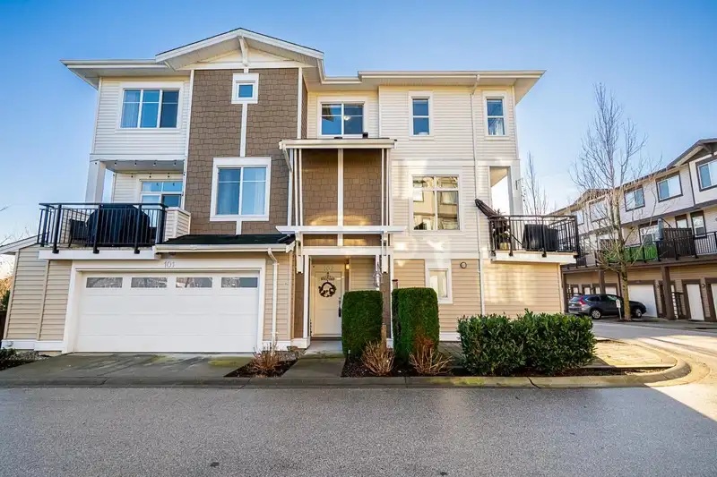 102 19433 68 AVENUE - photo 1 of 37