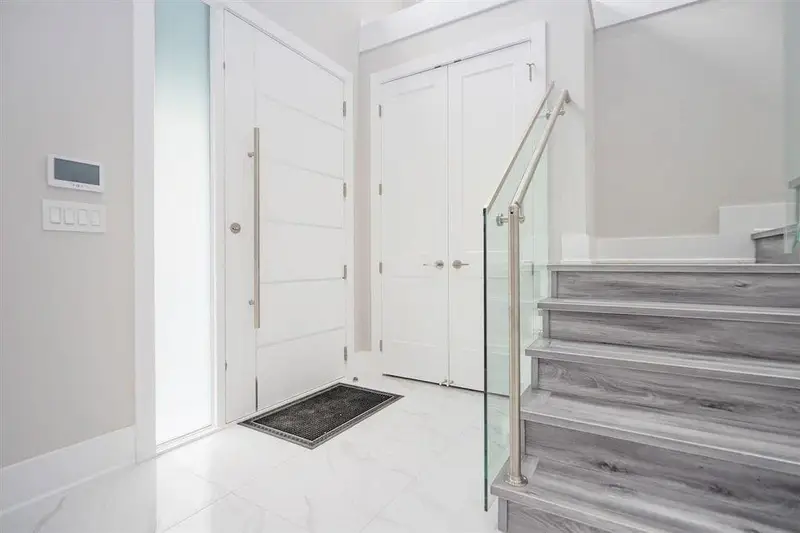 9131 STEVESTON HIGHWAY - photo 2 of 25