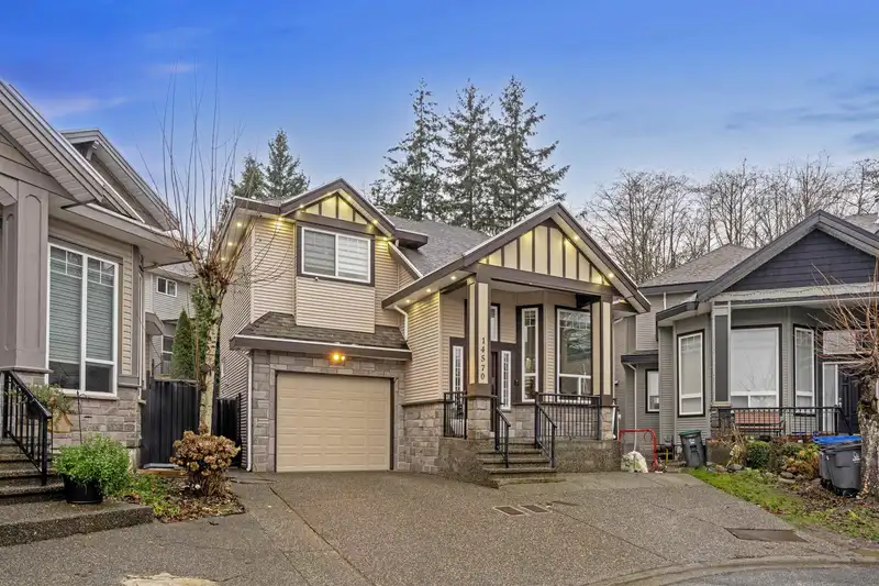 14570 76B AVENUE - photo 2 of 36