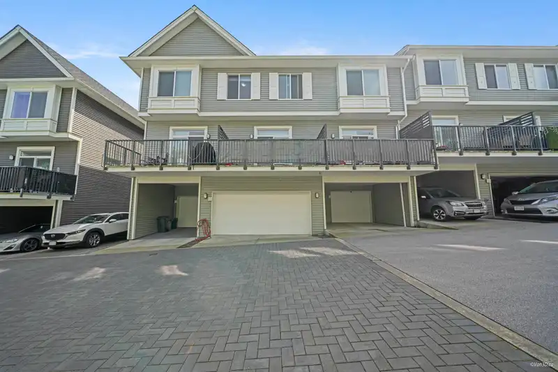62 8168 136A STREET - photo 3 of 23
