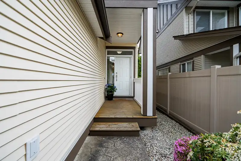 8268 158 STREET - photo 3 of 39