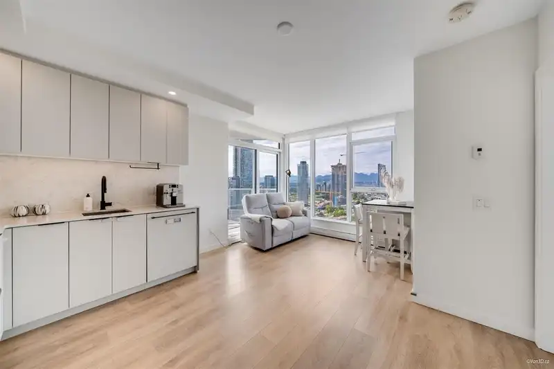2211 13685 102 AVENUE - photo 2 of 26