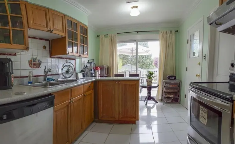 645 E 27 AVENUE - photo 4 of 9