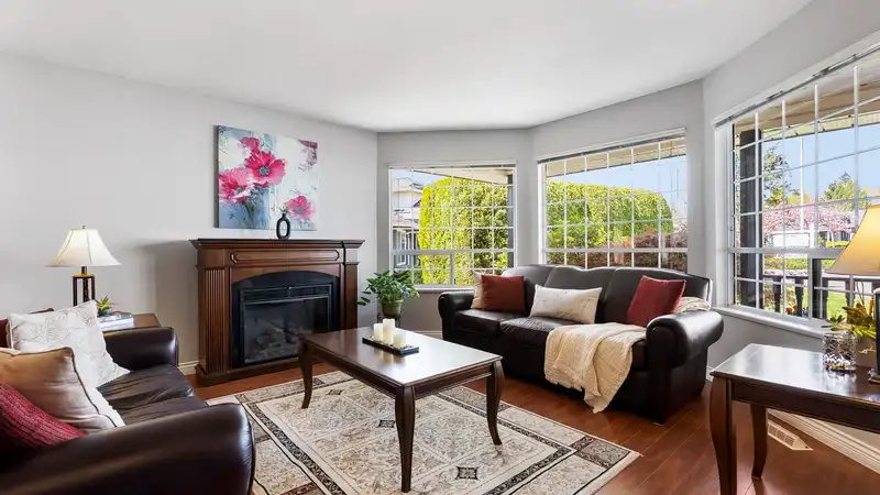16179 78B AVENUE - photo 4 of 36