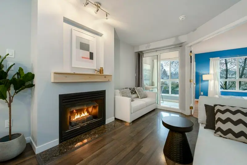 313 760 KINGSWAY - photo 1 of 25