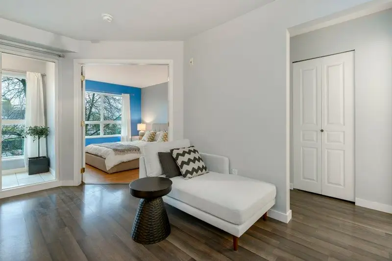 313 760 KINGSWAY - photo 2 of 25