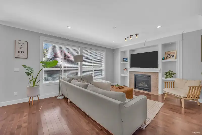 18278 67A AVENUE - photo 4 of 40