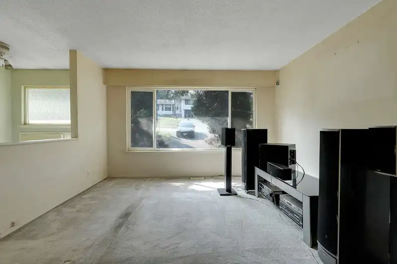 14069 115A AVENUE - photo 4 of 35